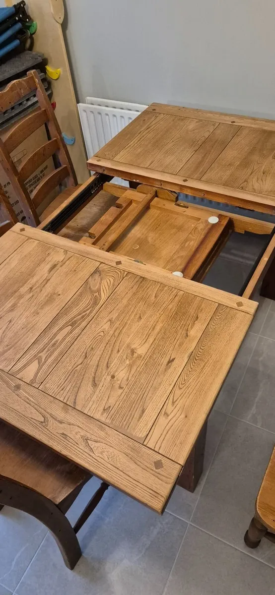 Extendable oak table with 5 matching chairs - Image 3