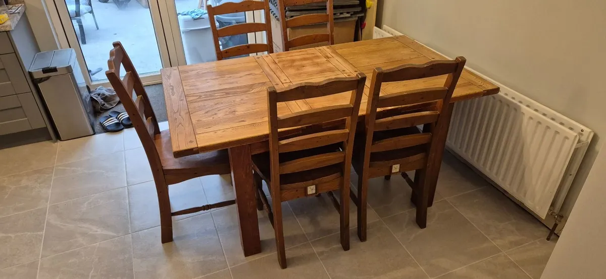 Extendable oak table with 5 matching chairs - Image 1