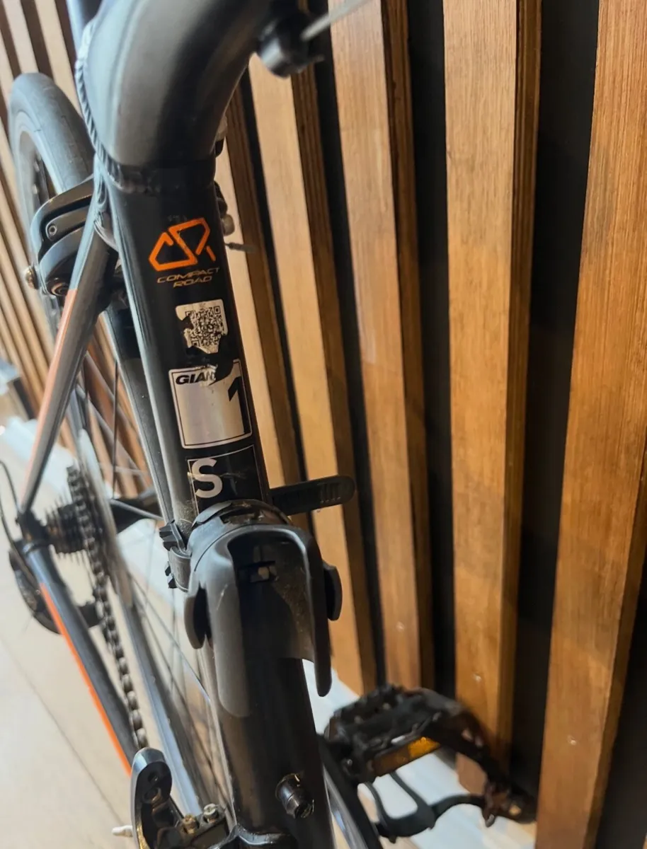 Giant Contend road bike - Image 3