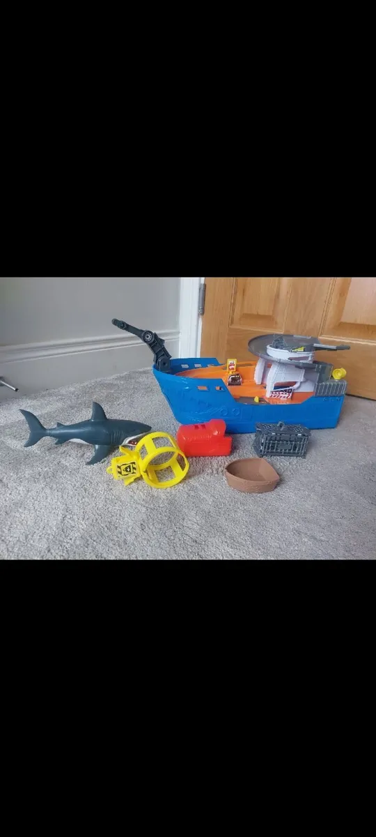 Dickie Toys Shark Attack Boat with lights and soun