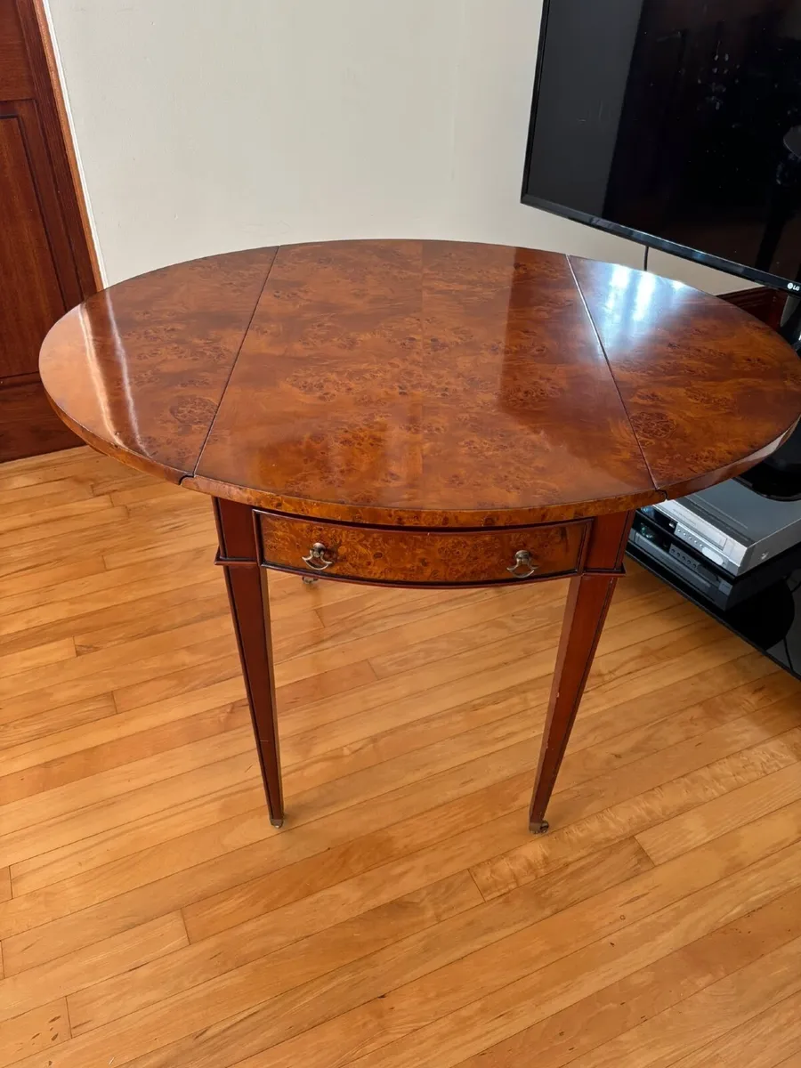Oval Pembroke drop-leaf table - Image 1