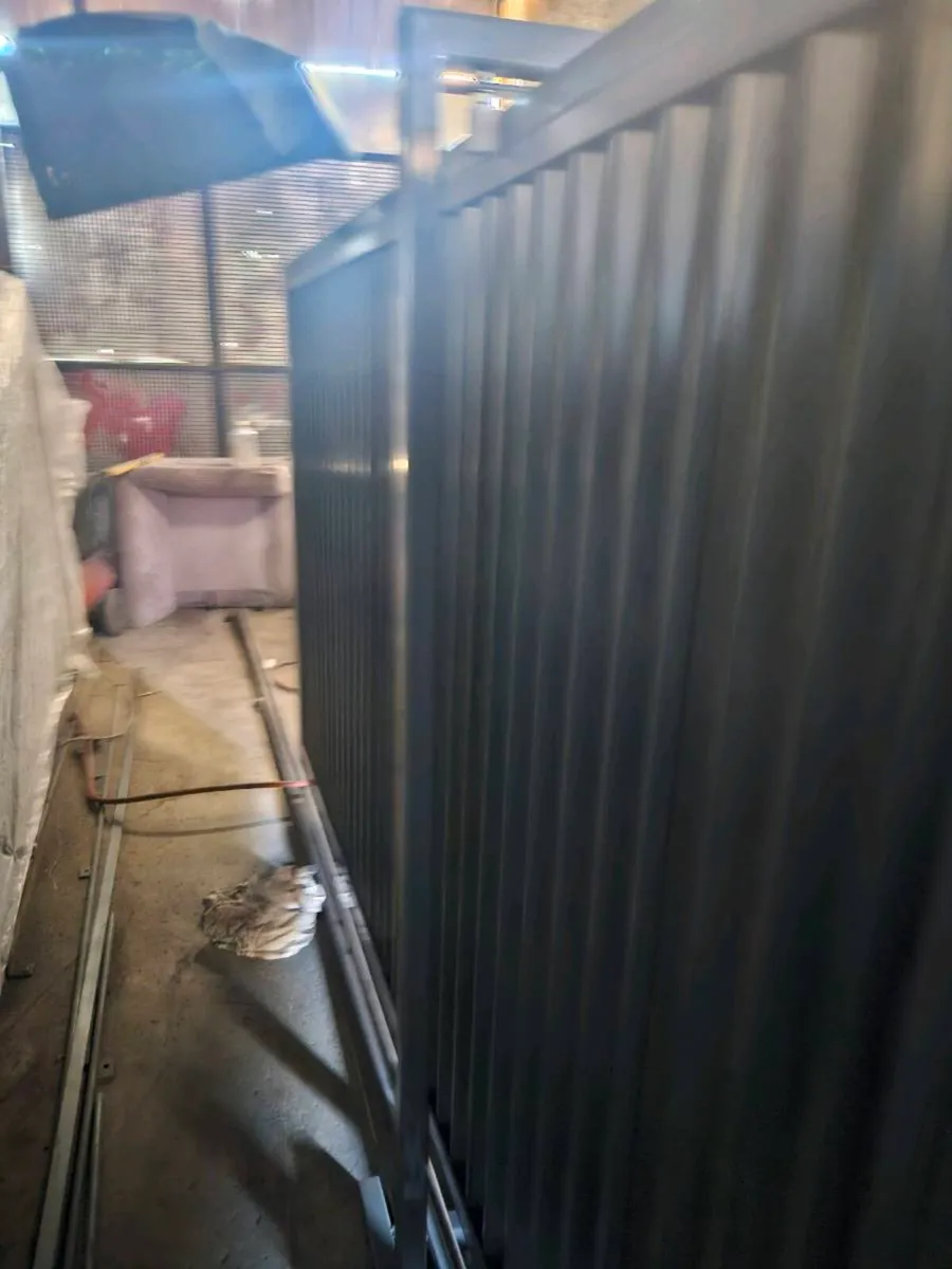 Electric roller gate - Image 1
