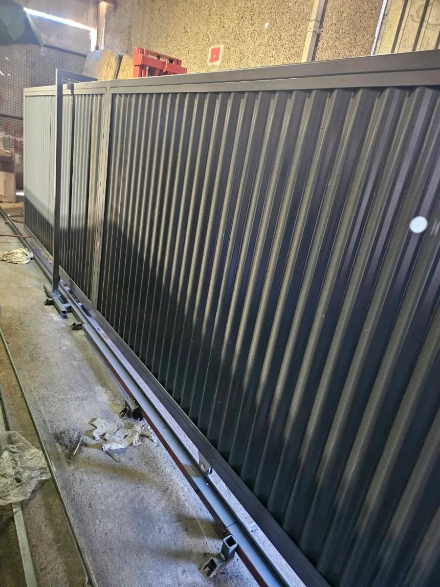 Electric roller gate - Image 2