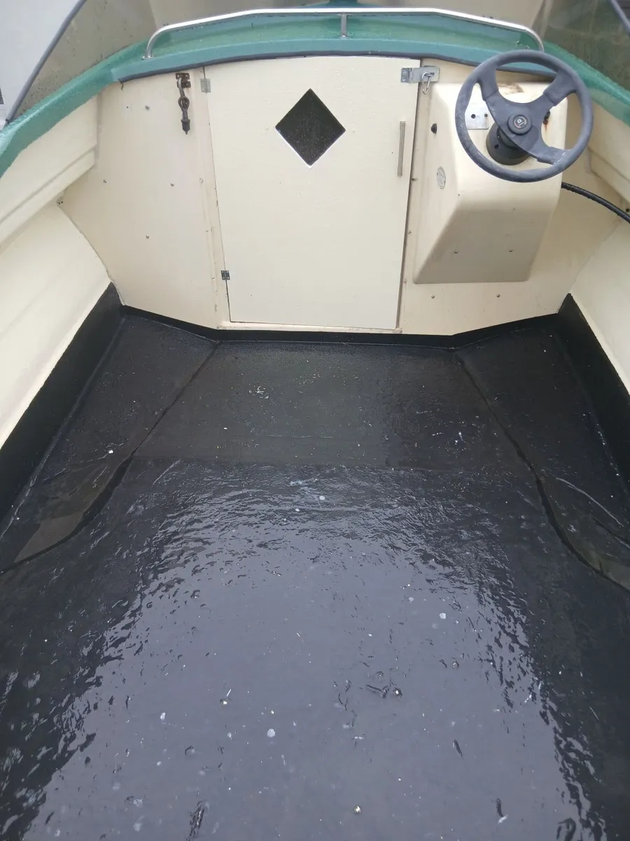 Boat and trailer - Image 4