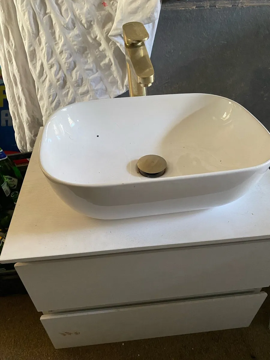 Bathroom fixtures - Image 2