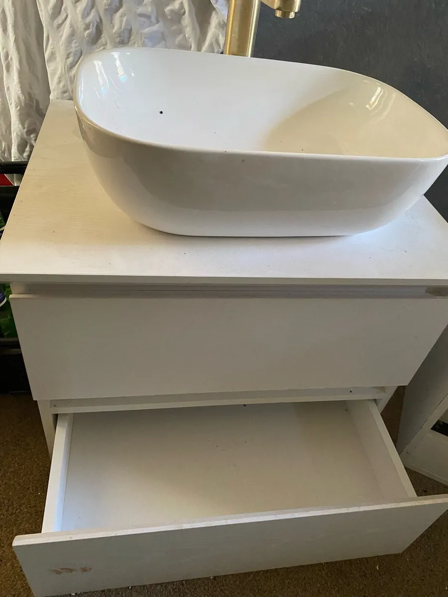 Bathroom fixtures - Image 3