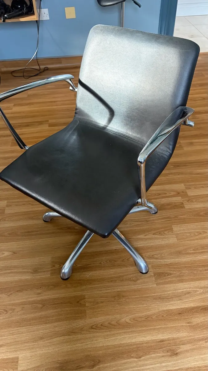 Hairdresser chair swivel - Image 1
