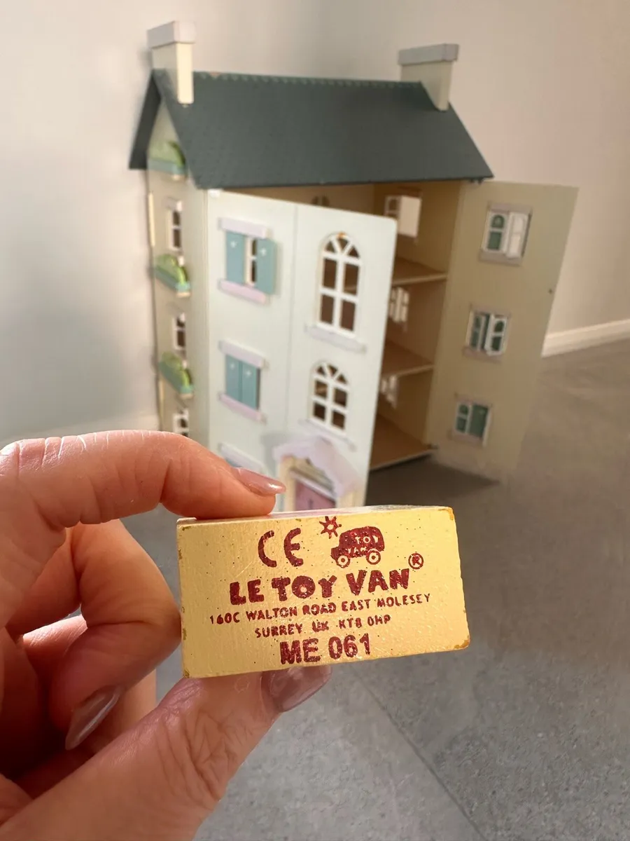 Le Toy Van Cherry Tree hall wooden dollshouse - Image 4