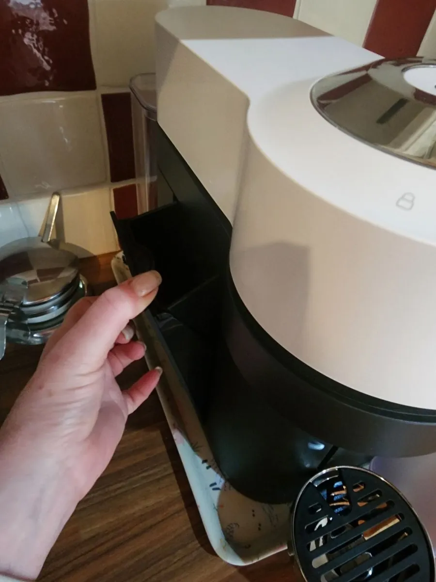 NESPRESSO COFFEE MACHINE LIKE NEW - Image 1