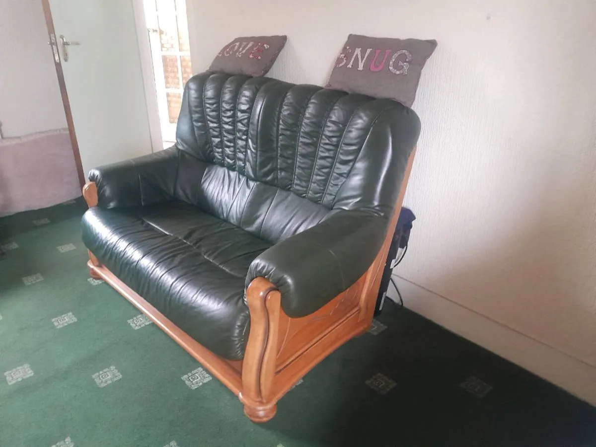 2 seater leather couch - Image 1