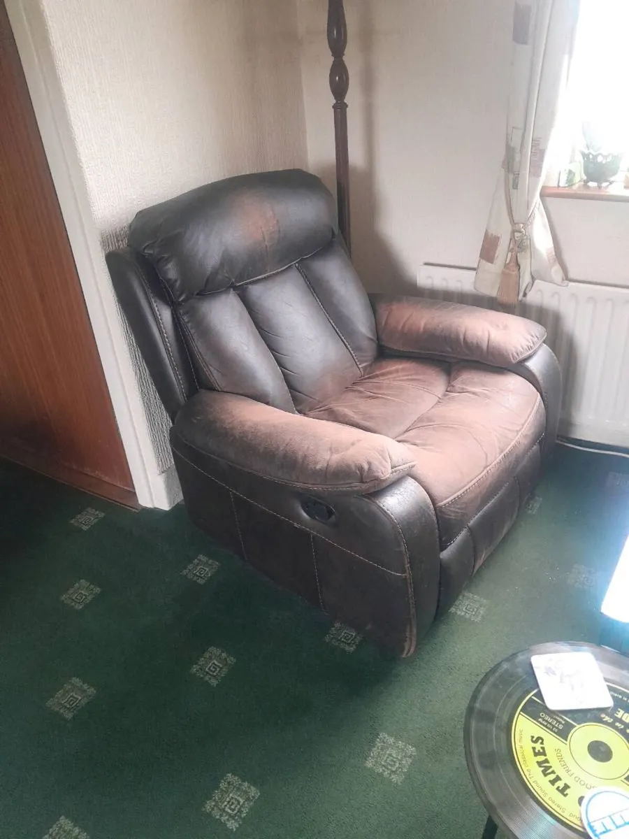 2 seater leather couch - Image 4
