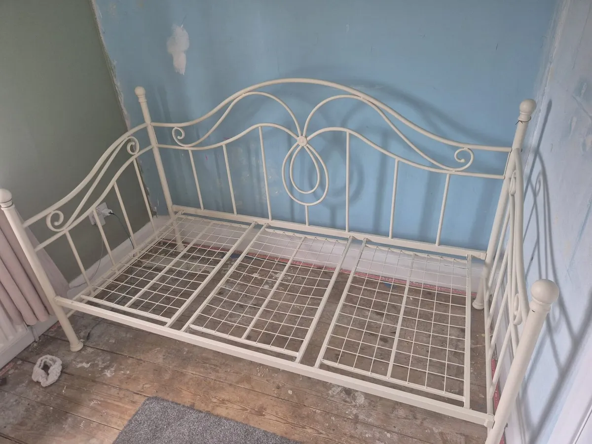 Bed frame - Image 1