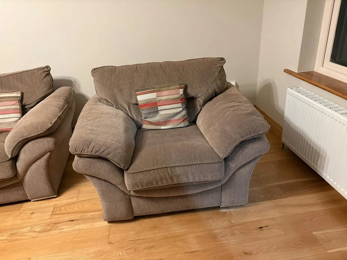 Furniture  3 piece suite - Image 3