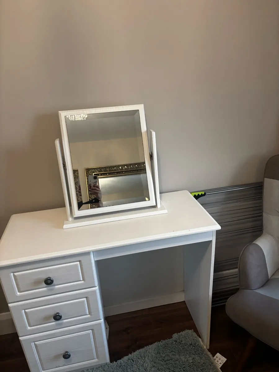 3 Drawer Dresser & Mirror - Image 1