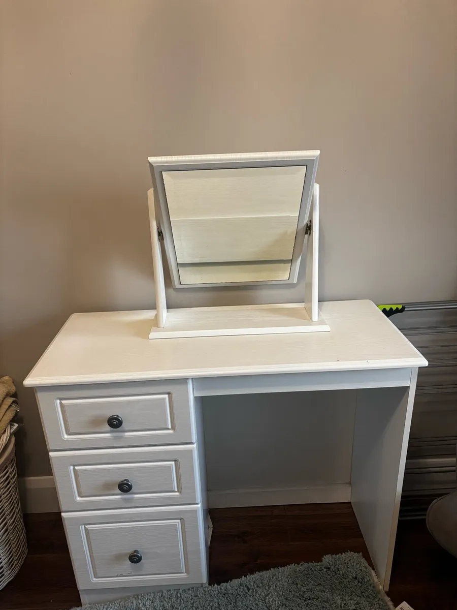 3 Drawer Dresser & Mirror - Image 2