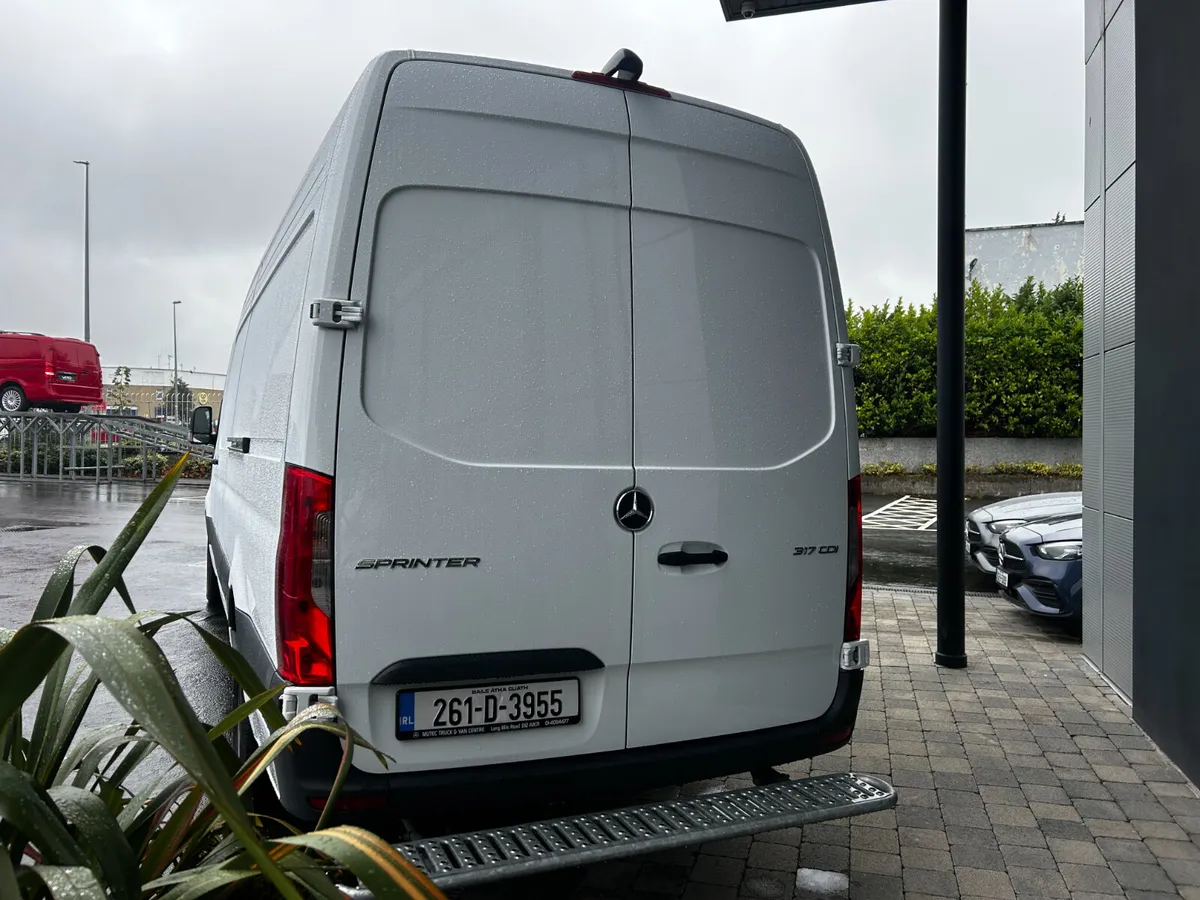 Mercedes-Benz Sprinter 2026 L3H2 Automatic Pro - Image 4