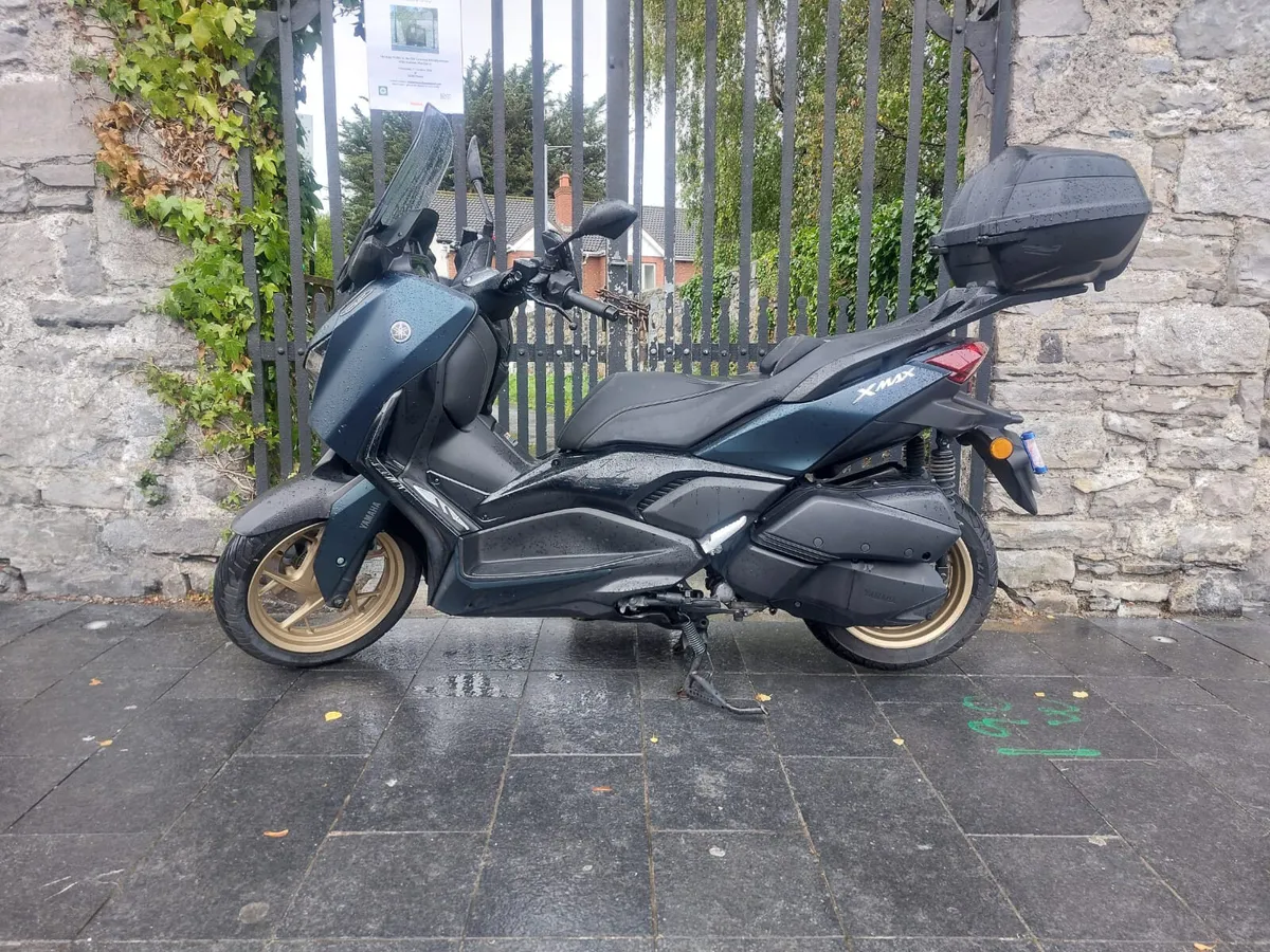 2023 YAMAHA XMAX 300 TECHMAX MOTO4U - Image 3
