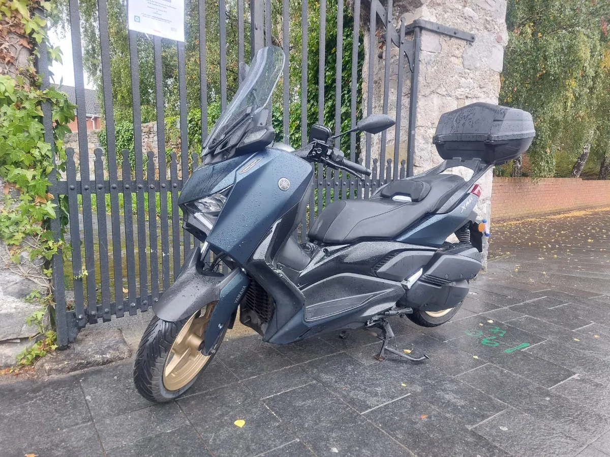 2023 YAMAHA XMAX 300 TECHMAX MOTO4U - Image 1
