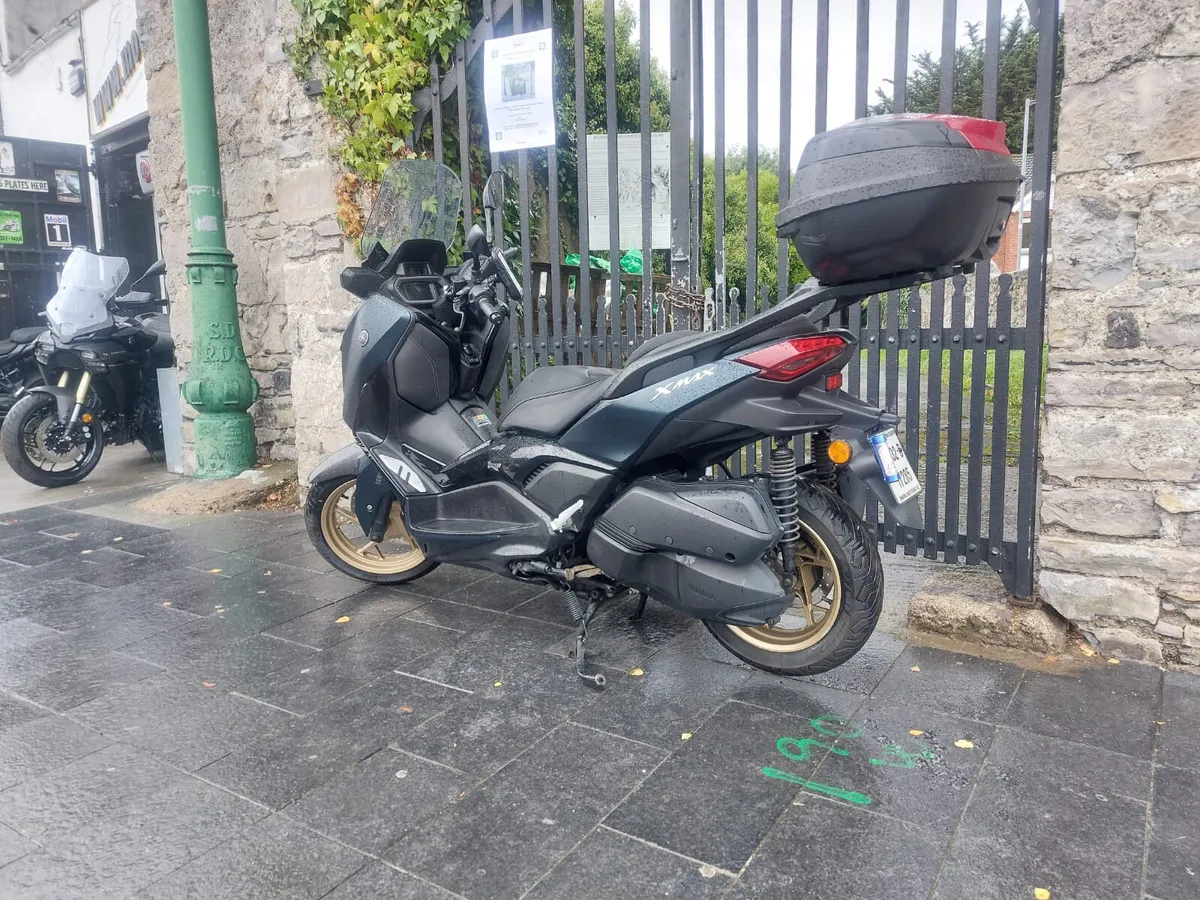 2023 YAMAHA XMAX 300 TECHMAX MOTO4U - Image 2