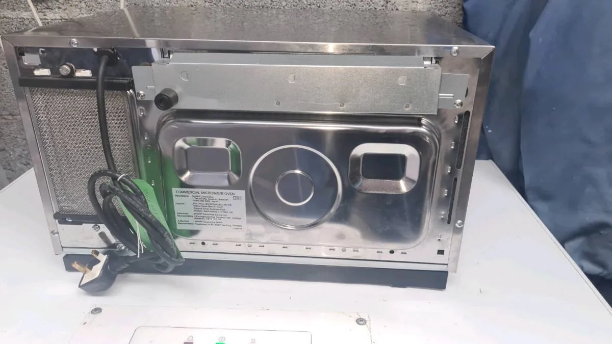 Sharpe 1000 w microwave - Image 4