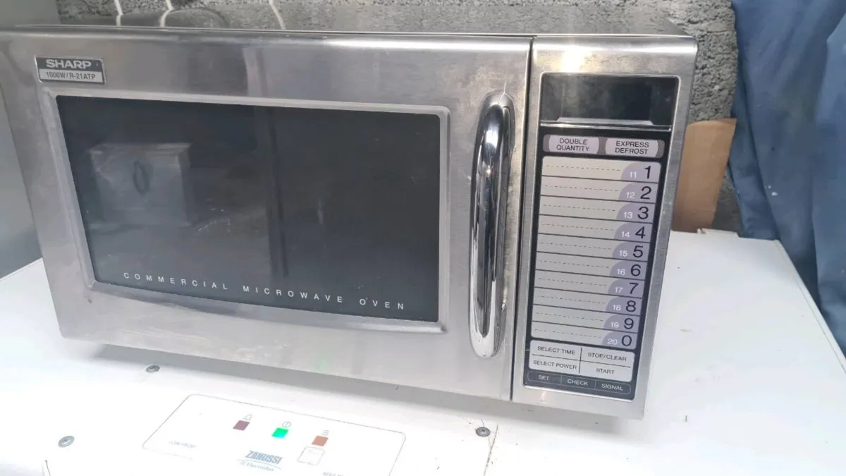 Sharpe 1000 w microwave - Image 1