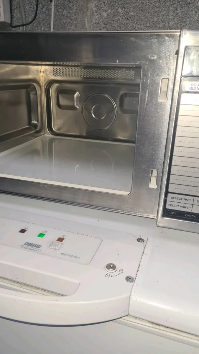 Sharpe 1000 w microwave - Image 2