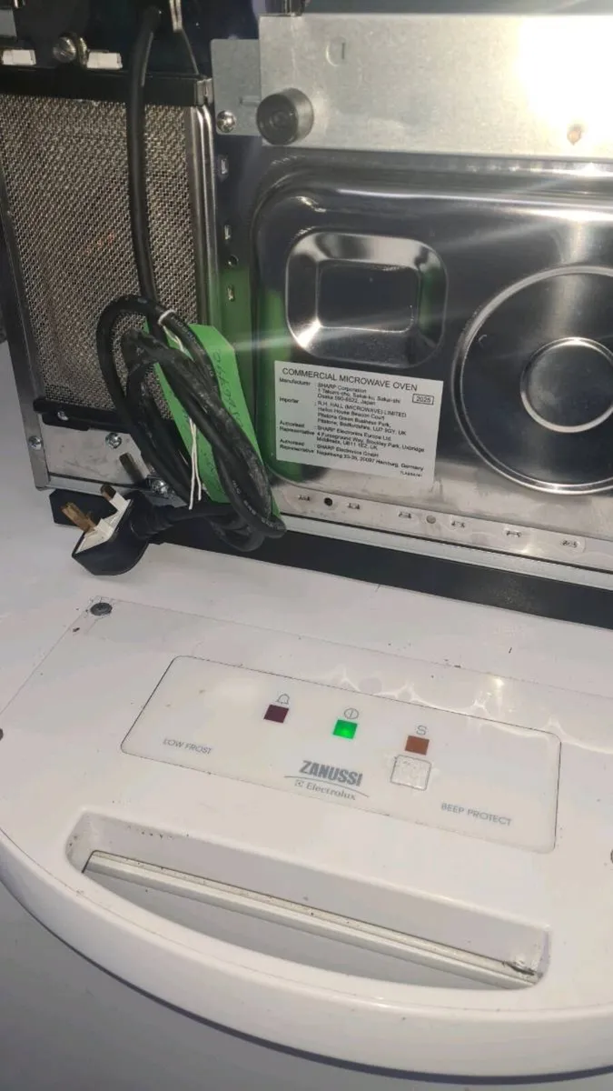Sharpe 1000 w microwave - Image 3