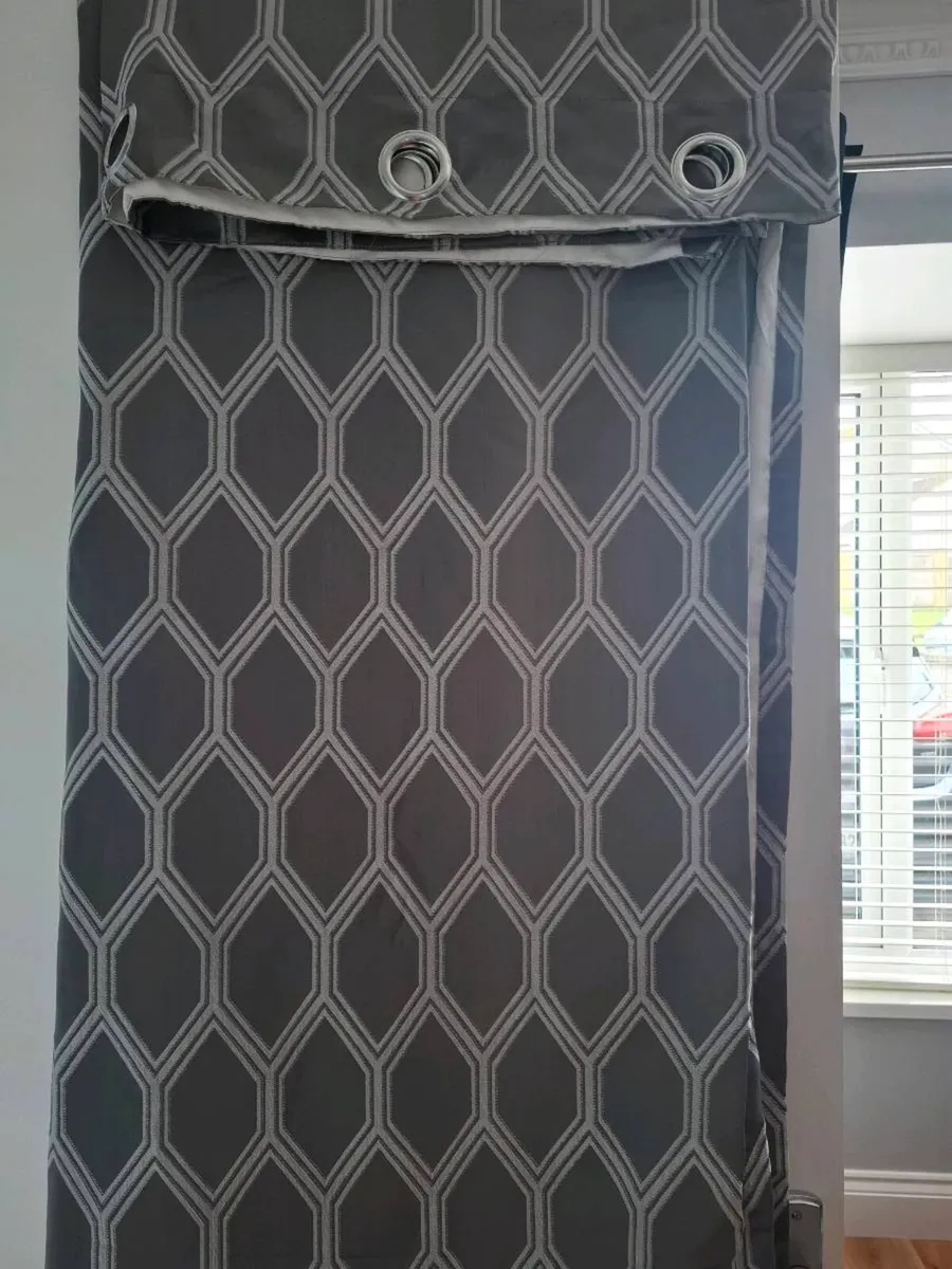 Curtains - Image 2