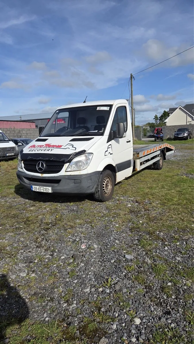 2008 Mercedes Sprinter Recovery Truck - Image 2