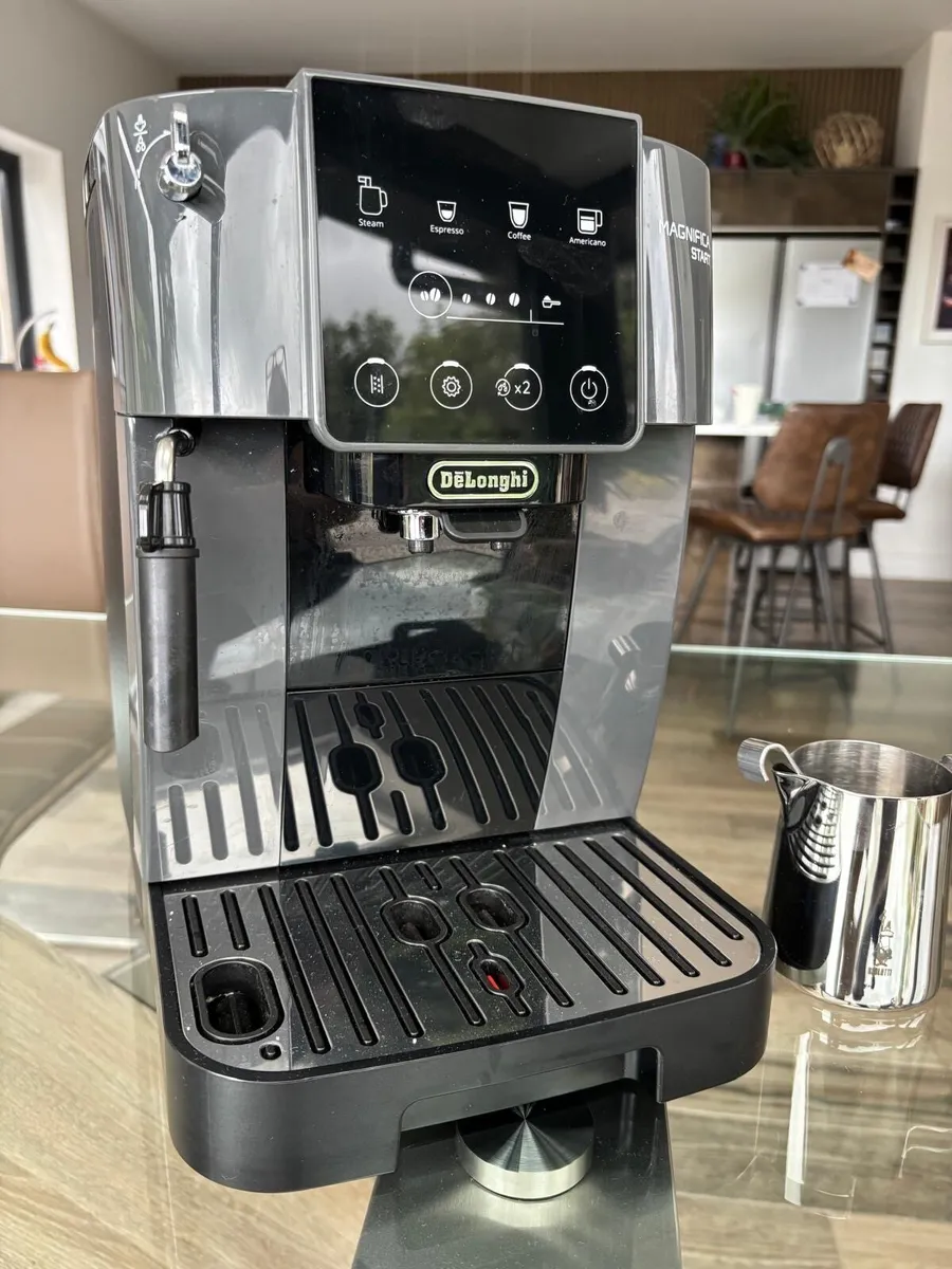 DēLonghi coffee machine - Image 1
