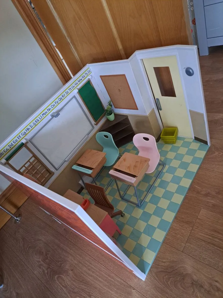 Doll house - Image 2