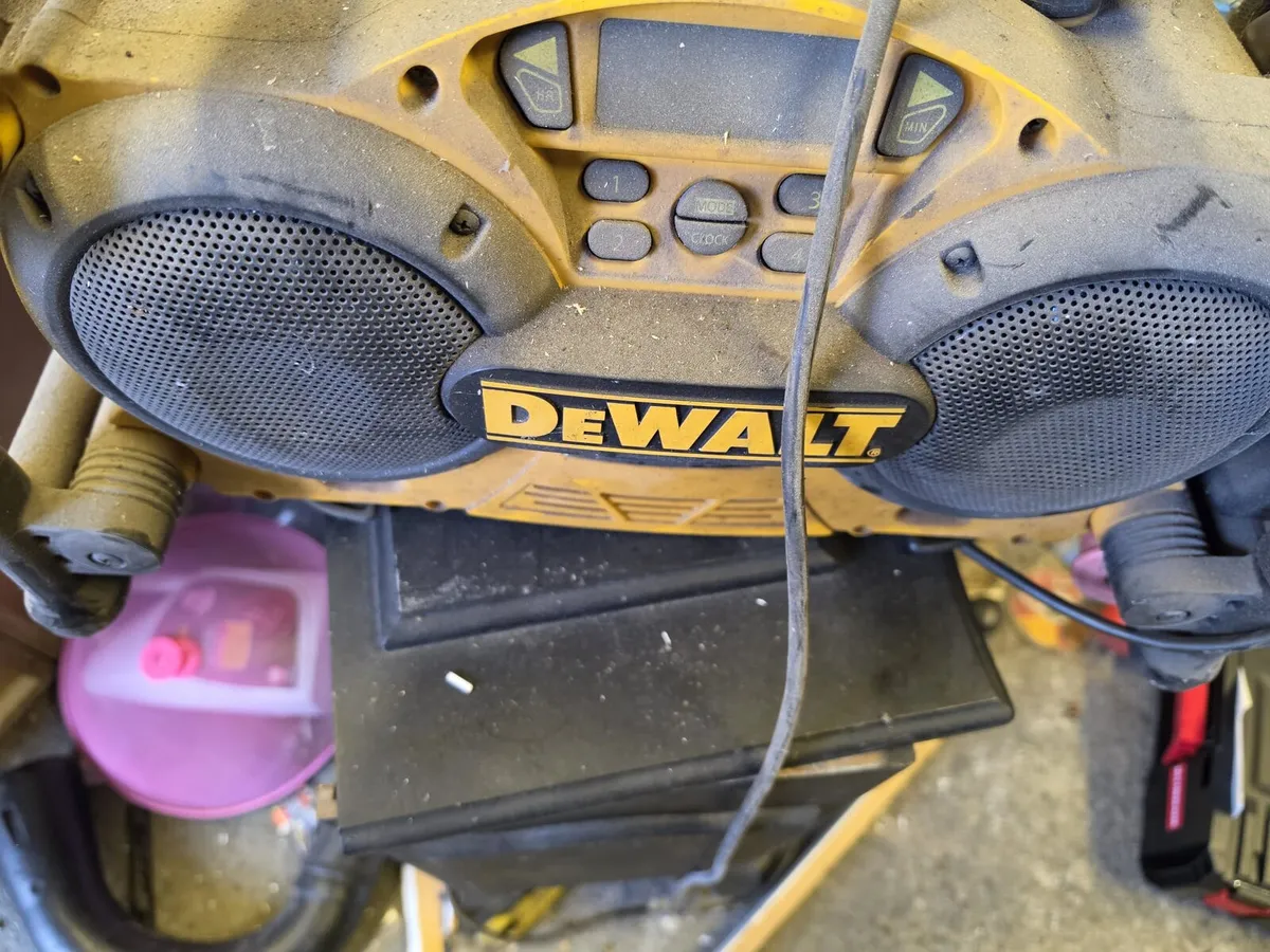 Dewalt 18V reciprocating saw baretool & radio - Image 2