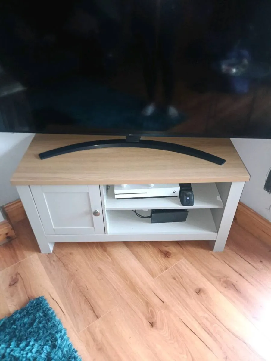 Living room units - Image 1