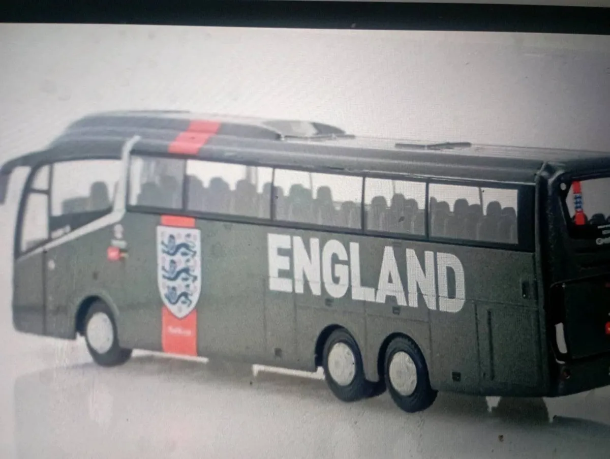 DIE-CAST LRIZAR i6-GUIDELIN ENGLAND TEAM BUS - Image 3