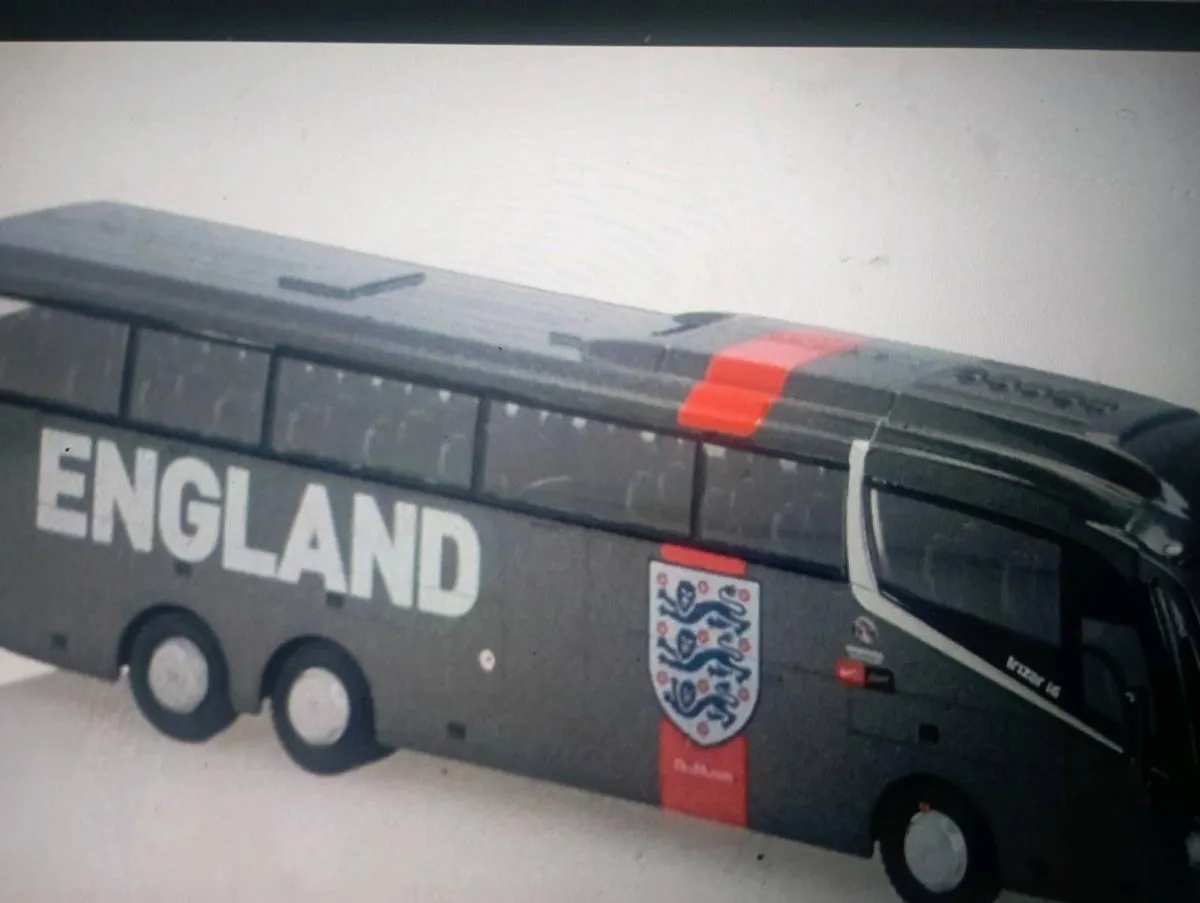 DIE-CAST LRIZAR i6-GUIDELIN ENGLAND TEAM BUS - Image 4