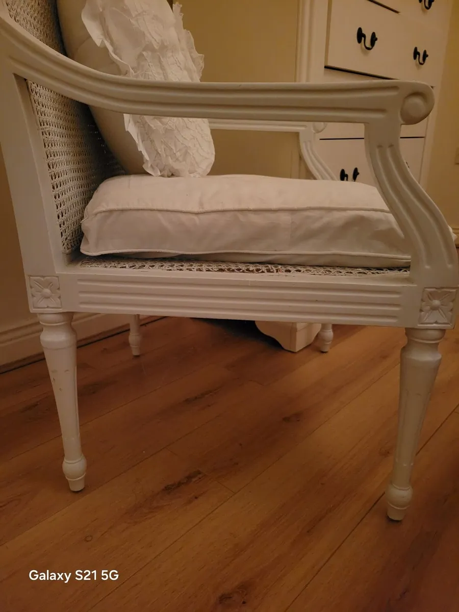 Comfortable Chair - Image 3