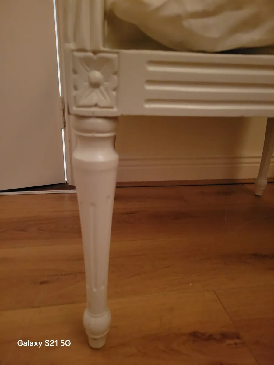 Comfortable Chair - Image 4