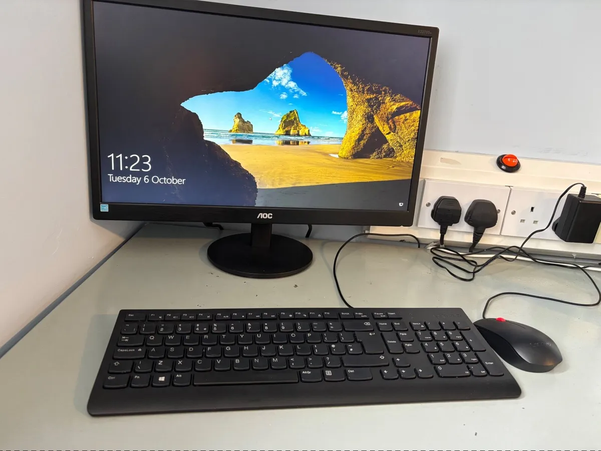 Computer Monitor + Keyboard - Image 1