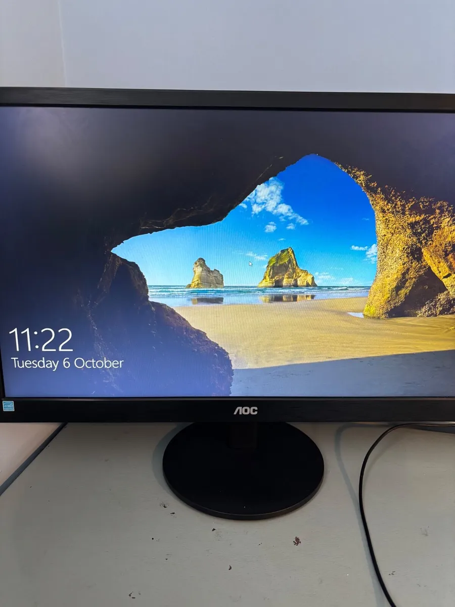 Computer Monitor + Keyboard - Image 2