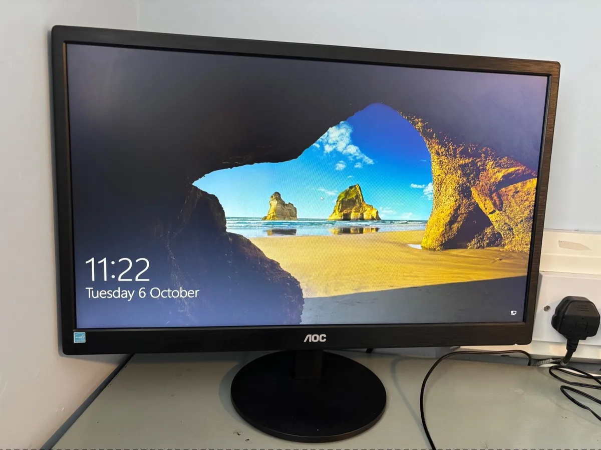 Computer Monitor + Keyboard - Image 3