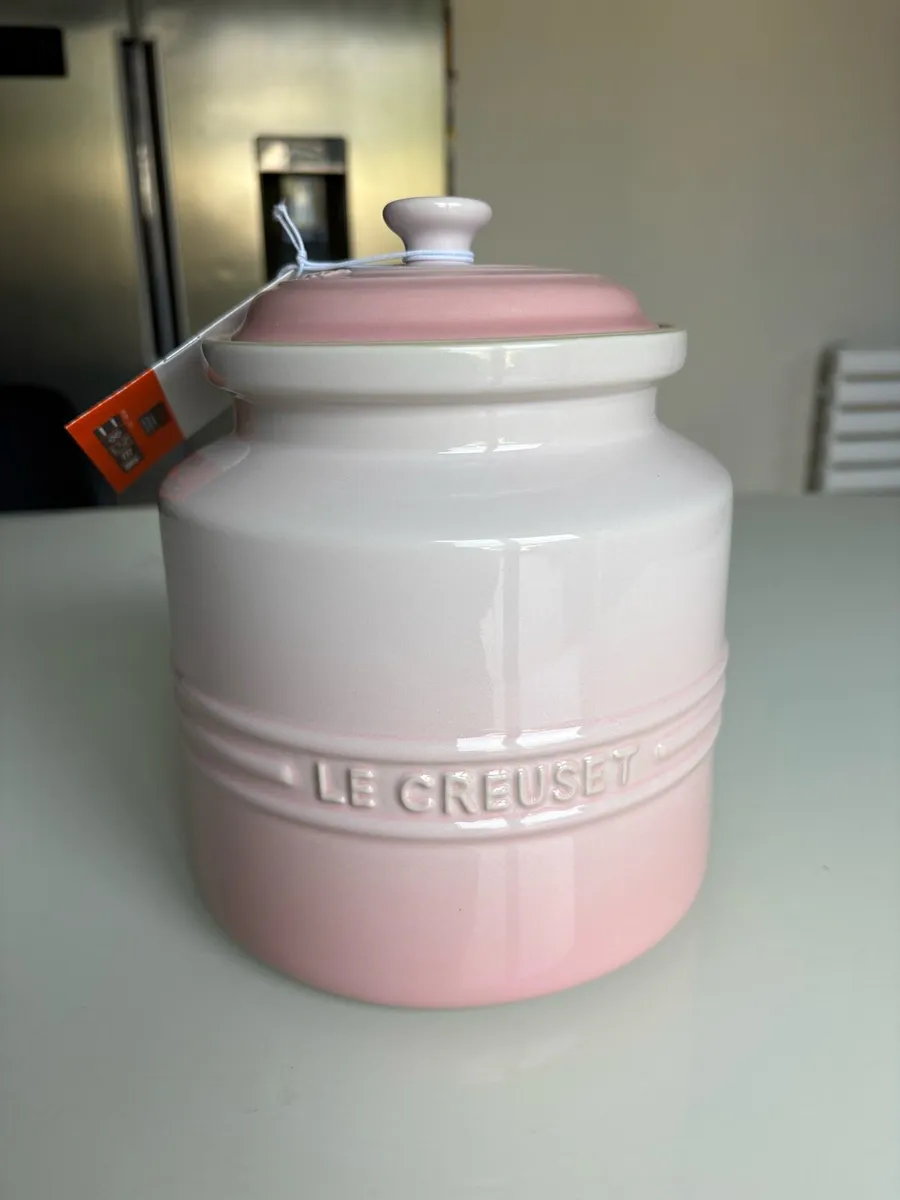 Le creuset large biscuit jar - Image 1