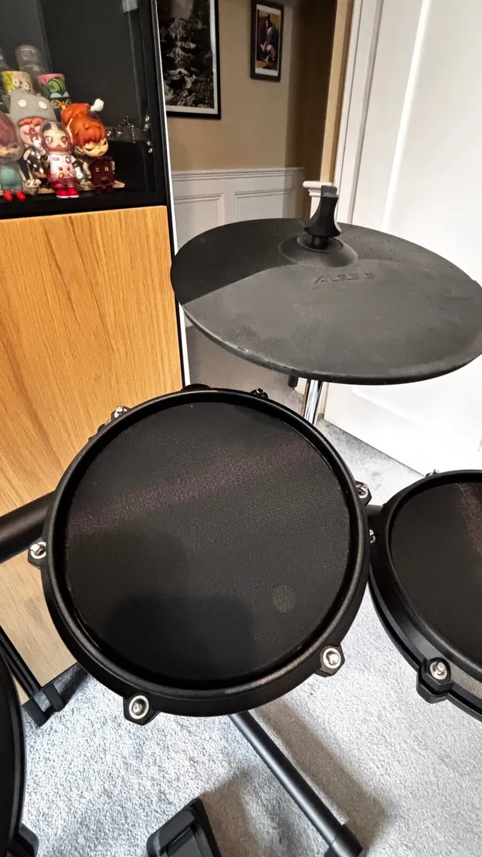 Alesis turbo mesh kit with drum throne - Image 1
