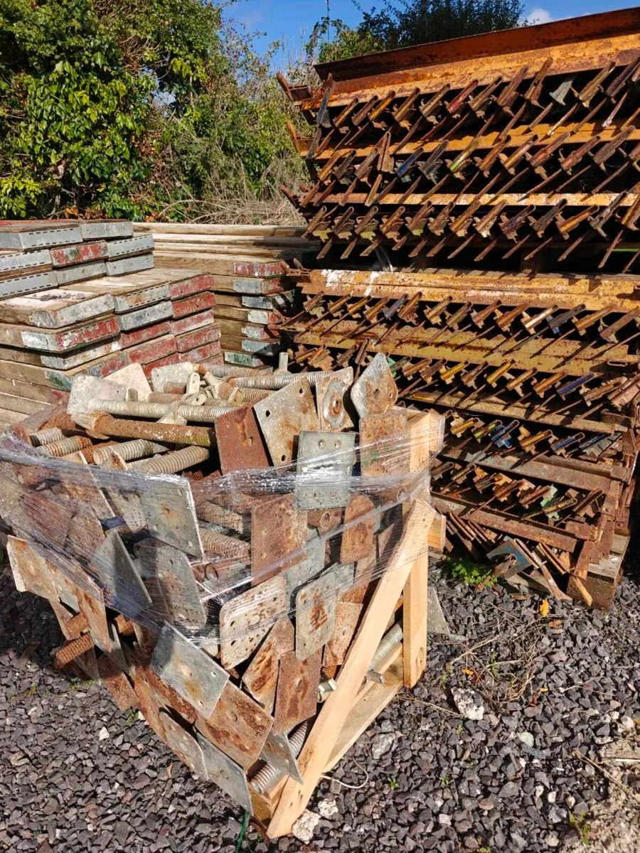 Large complete scaffolding package - Image 4