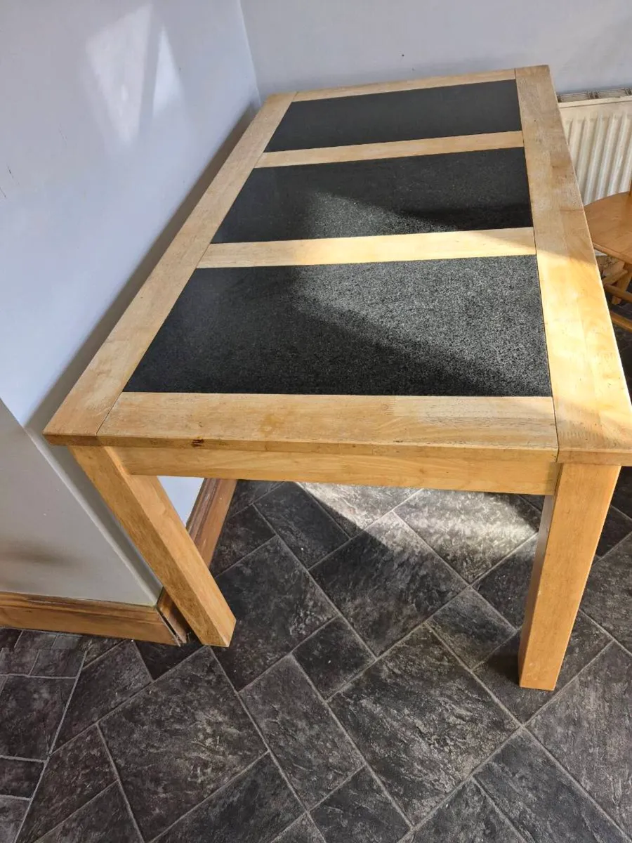 Table and chairs - Image 1