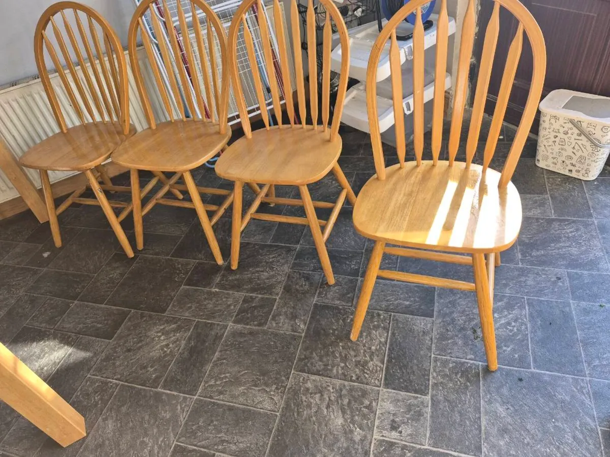 Table and chairs - Image 2