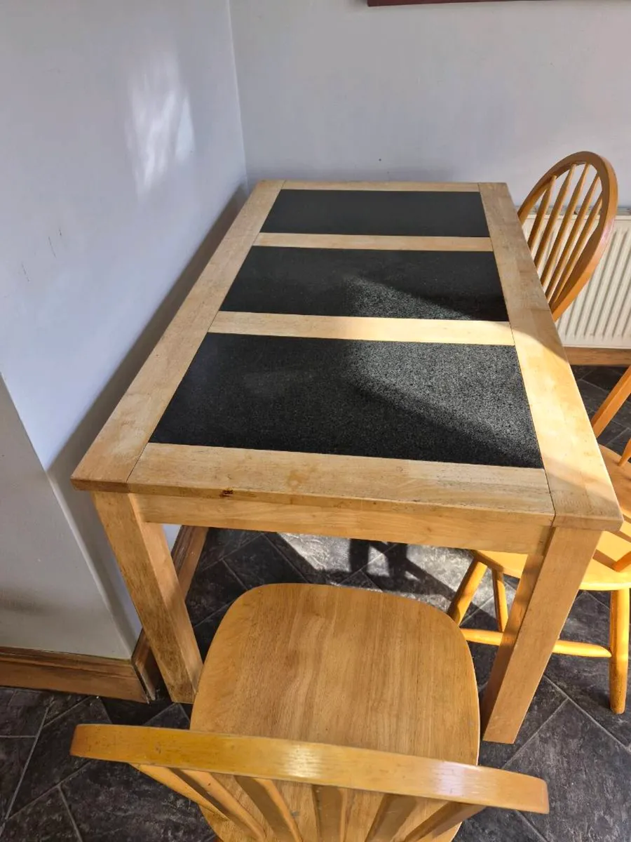 Table and chairs - Image 3