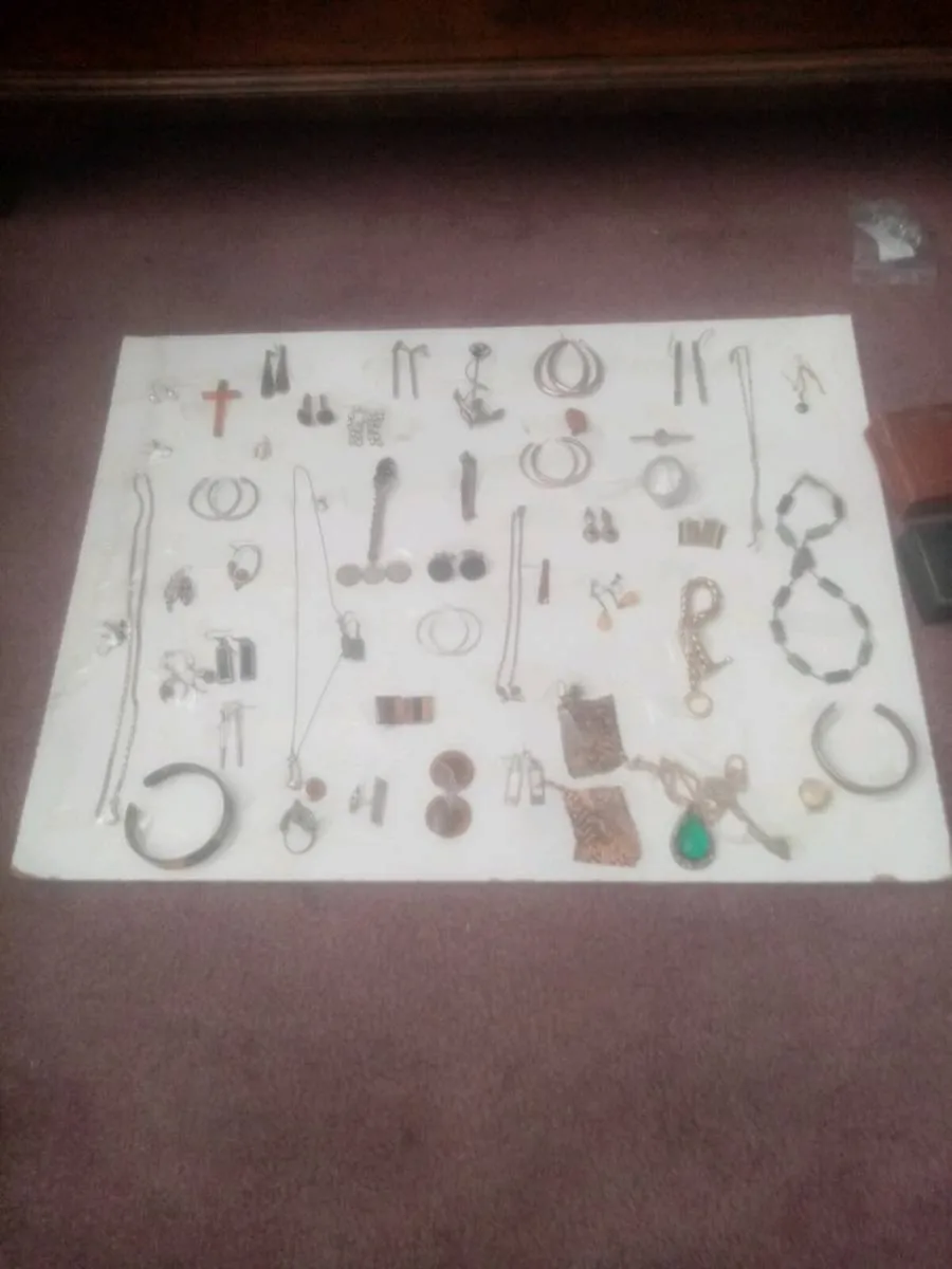 Vintage Jewellery - Image 1