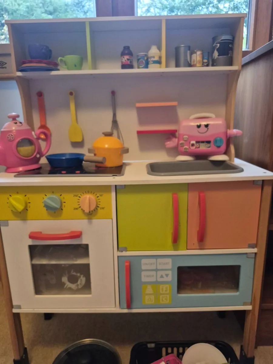 Toy kitchen and Accessories - Image 2