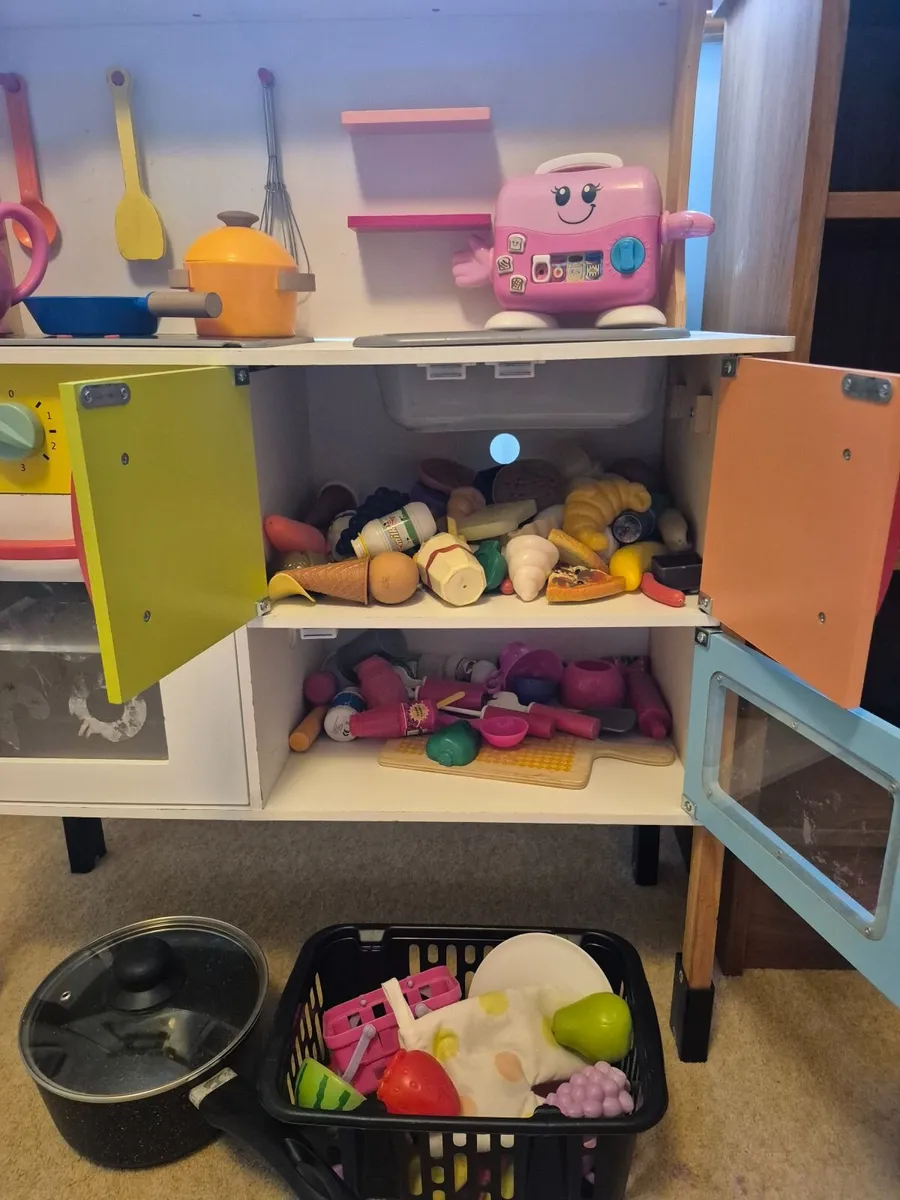 Toy kitchen and Accessories - Image 3