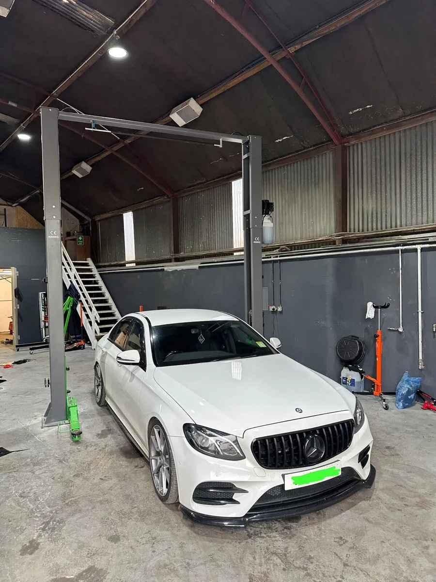 Brand new 2 post clear floor 4 ton lift - Image 1
